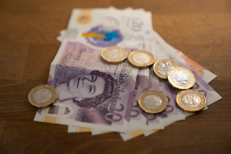 英国币钞开始“改头换面” 新老君主肖像将并行多年